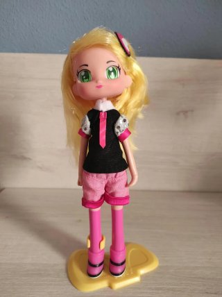 Muñeca rubia con vestido negro y rosa