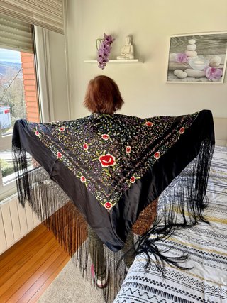Mantón de Manila Negro Bordado Flores Rojas