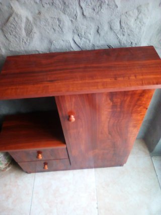 Mueble de entrada de madera con cajones