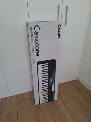 Piano Casio CT-S300 con soporte, pedal y funda