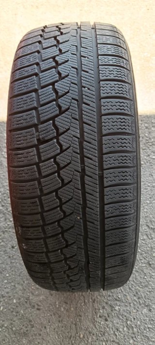 Se vende cuatro llantas con sus neumáticos.