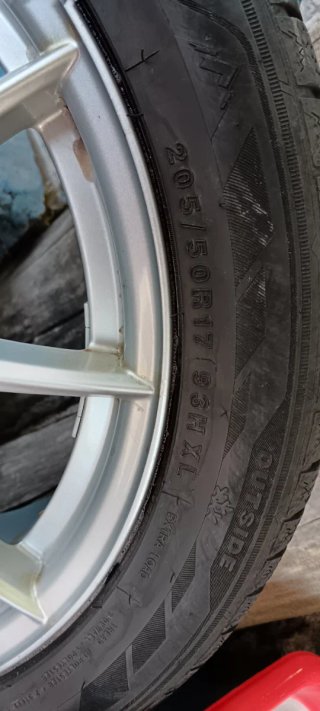 Se vende cuatro llantas con sus neumáticos.