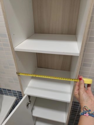 Armario baño estrecho blanco y madera
