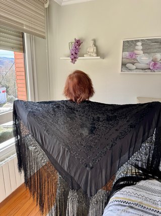 Mantón de Manila negro bordado