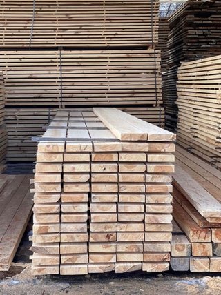 Tablón de madera secado en cámara