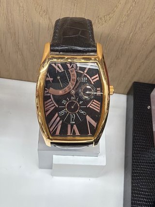 Reloj Guess Dorado y Negro