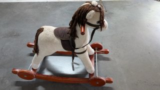 Caballito balancín para niño