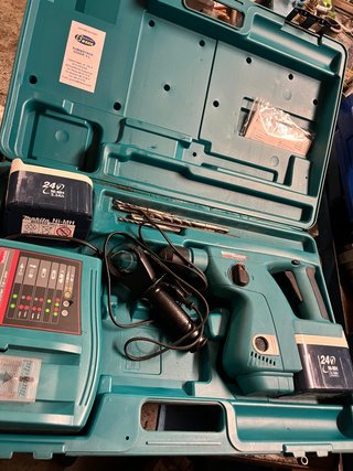 Taladro Percutor Inalámbrico Makita BHR200
