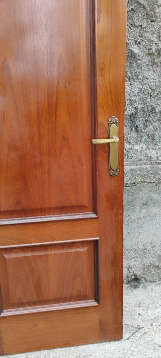 Puerta maciza de madera