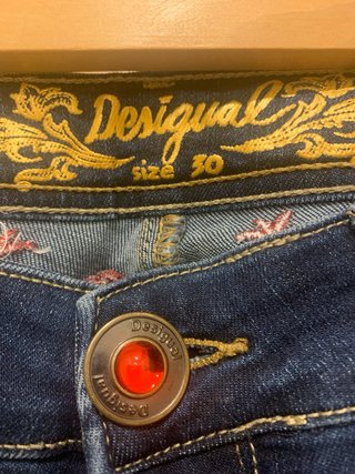 Pantalón vaquero Desigual bordado. Talla 30.
