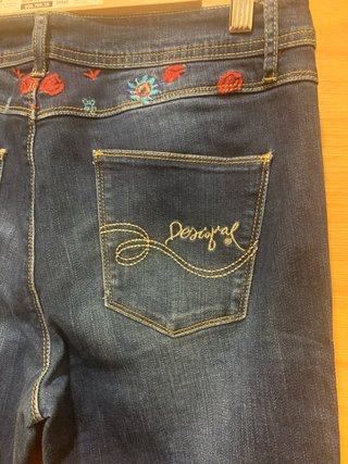 Pantalón vaquero Desigual bordado. Talla 30.