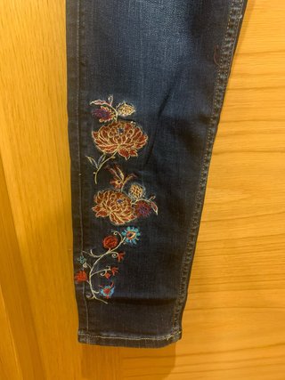 Pantalón vaquero Desigual bordado. Talla 30.