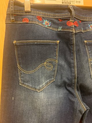 Pantalón vaquero Desigual bordado. Talla 30.