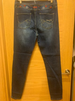 Pantalón vaquero Desigual bordado. Talla 30.