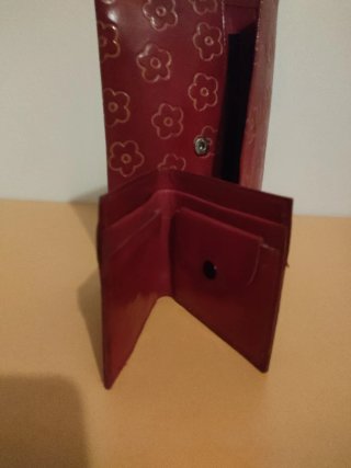 Monedero rojo con flores