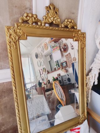 Specchio vintage dorato con decorazioni