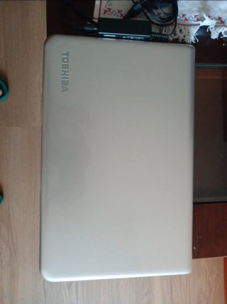 Portátil Toshiba Satellite L70 i5