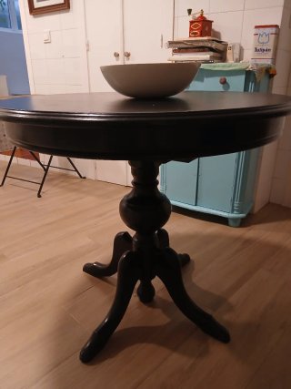 Mesa de comedor redonda de madera negra
