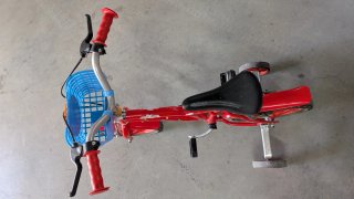 Bicicleta infantil roja con ruedines