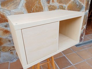 Mueble tela rojo con puerta y cajón