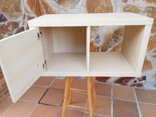 Mueble tela rojo con puerta y cajón