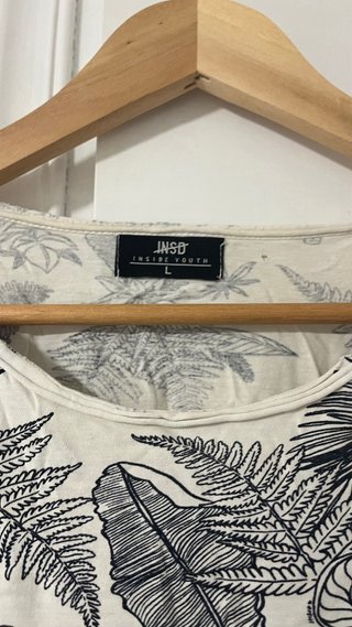 Camiseta unisex estampado hojas