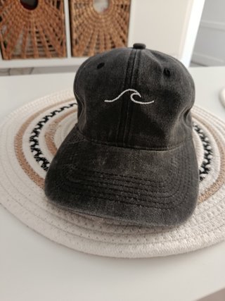 Gorra negra efecto lavado con bordado de ola