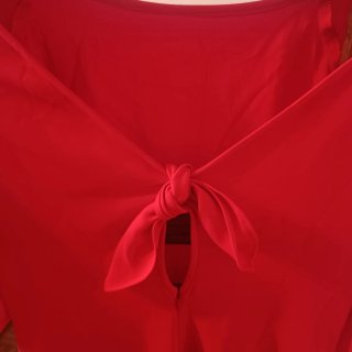 Vestido de cóctel, escote espalda con lazada