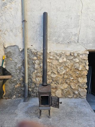 Estufa de leña antigua
