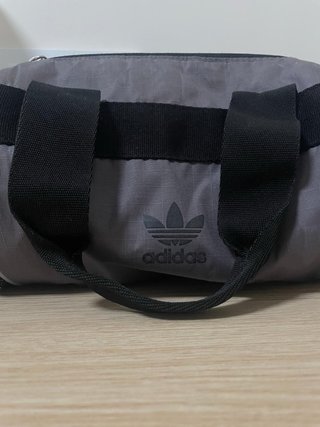 Bolso deportivo Adidas gris y azul