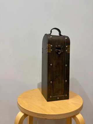 Caja de madera estilo cofre con asa