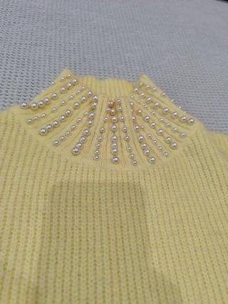 Jersey amarillo con perlas