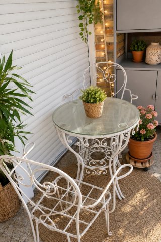 Mesa y sillas de terraza de metal y cristal