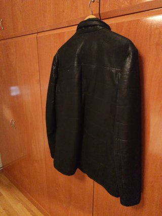 Chaqueta de piel marrón oscuro