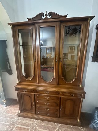 Vitrina clásica madera maciza cristal