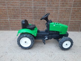 Tractor de pedales verde para niño