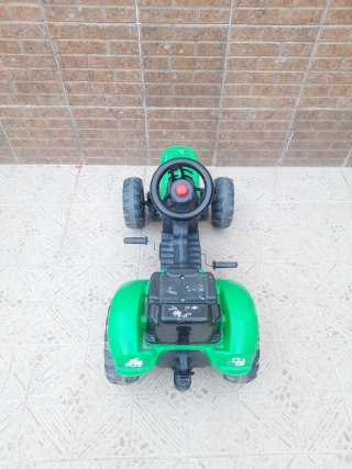 Tractor de pedales verde para niño