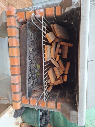 Barbacoa de leña poco uso.