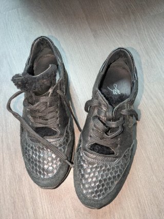 Tenis mujer negros piel efecto escamas