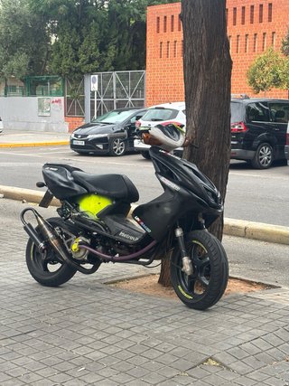 Yamaha Aerox Negra y Amarilla