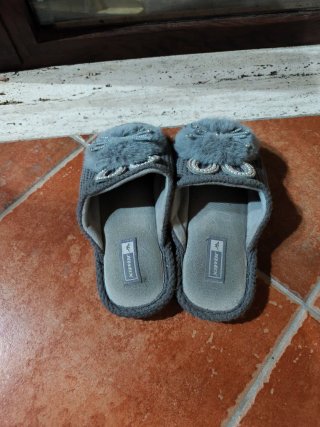 Pantofole grigie con orecchie