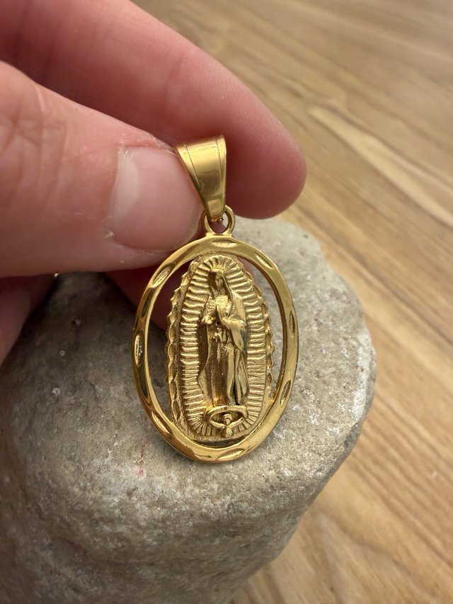 Colgante Virgen de Guadalupe Dorado Ovalado