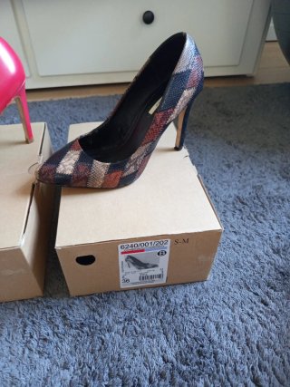 Zapatos tacón rojos y multicolor Talla 36 5€/par