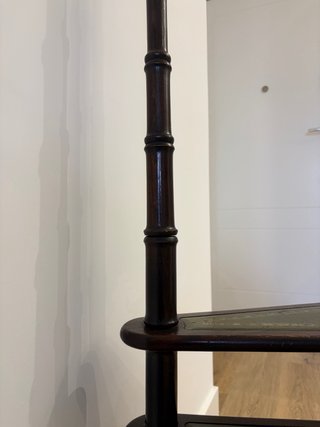 Escalera de biblioteca de madera y cuero