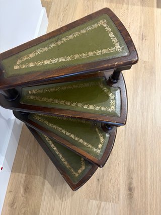 Escalera de biblioteca de madera y cuero