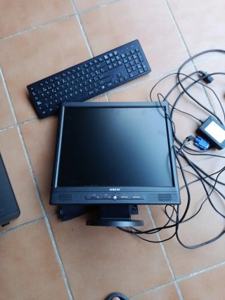 Torre PC, Monitor y Teclado Negro