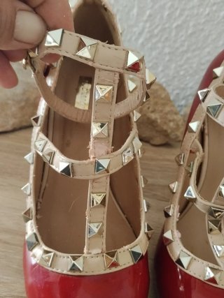 Zapatos rojos con tachuelas