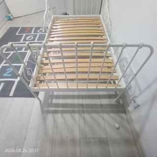 Cama infantil blanca Ikea. Extensible.