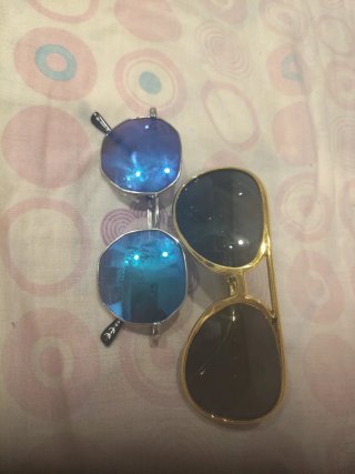 Gafas de sol azules y doradas