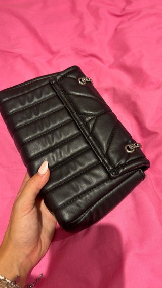 Bolso Pull&Bear negro con cadena plateada